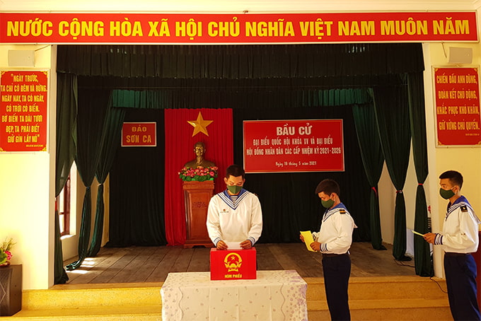 Theo quy định của pháp luật tại thời điểm tổ chức bầu cử cử tri không vi phạm nguyên tắc bầu cử khi? GDCD 12