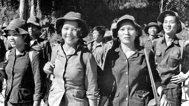 Soạn bài Khoảng trời, hố bom