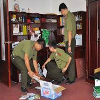 Theo quy định của pháp luật việc khám xét chỗ ở của người nào đó không được tiến hành khi đủ căn cứ khẳng định ở đó chỉ có?