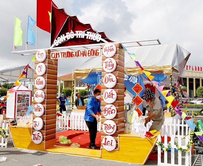 Sưu tầm 5 hình ảnh về chủ đề Tuổi trẻ và đất nước, viết một đoạn văn giới thiệu 