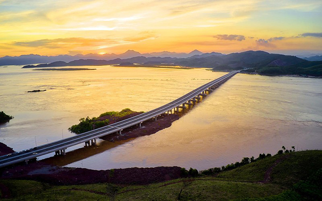 Một con sông chảy qua thời gian đọc hiểu