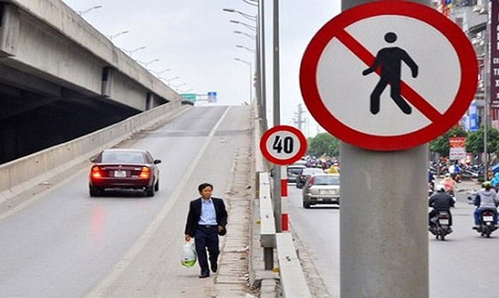 Biển báo cấm người đi bộ P112