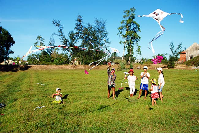 Viết 2-3 câu về những ngày hè của em