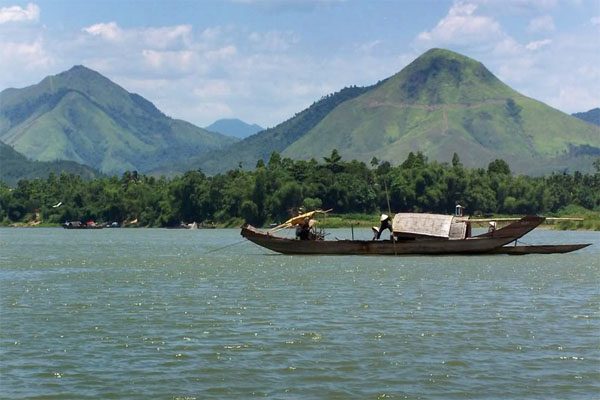 Các điệu hò xứ Huế gắn bó như thế nào với cuộc sống của con người?