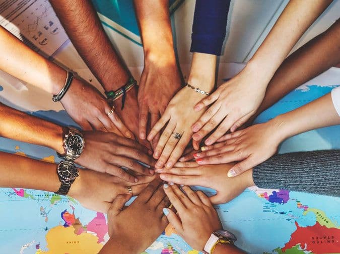 đặt câu với từ Chung lưng đấu sức