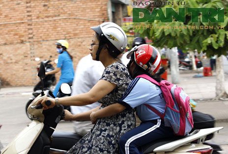 Khi ngồi sau xe máy, em cần ngồi như thế nào để bảo đảm an toàn?