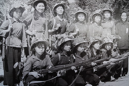 Nhận xét các chi tiết miêu tả hình ảnh “em gái tiền phương” trong bài thơ Lá đỏ