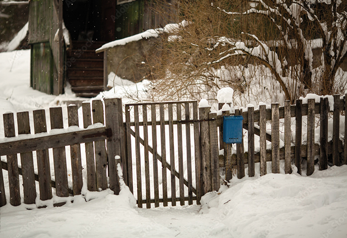 Viết đoạn văn phân tích hình ảnh hàng rào trong Một truyện đùa nho nhỏ