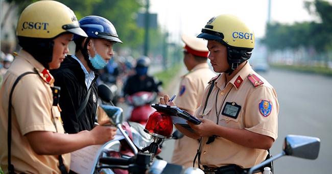  Bị CSGT giữ bằng lái có làm lại bằng mới được không?