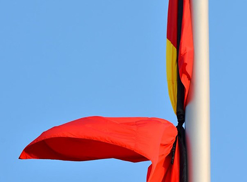 Băng vải đen được buộc không để cờ bay