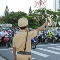 Người tham gia giao thông đường bộ nếu gặp nhiều báo hiệu đường bộ, cần ưu tiên thực hiện báo hiệu nào nhất?