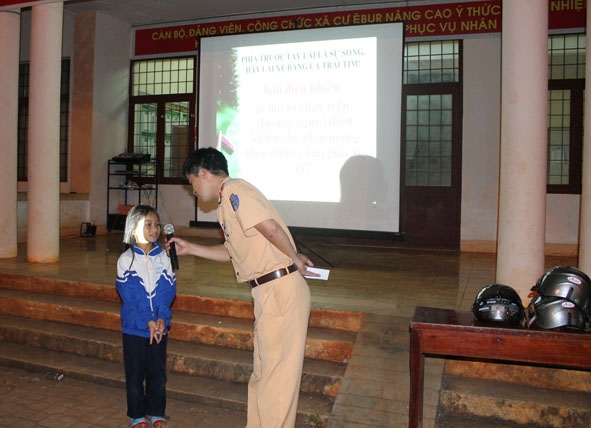 Liên hệ với thực tiễn học sinh tham gia giao thông bằng xe đạp tại trường em hiện nay