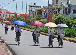 Trên đường đi học về, Mai chở Yến trên chiếc xe đạp mới được bố mẹ mua cho