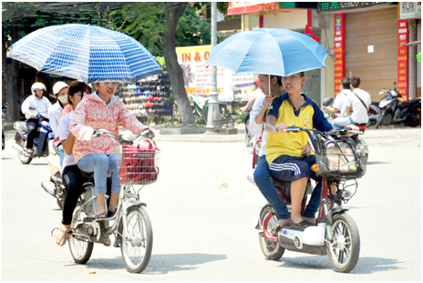 Trên đường đi học về, Mai chở Yến trên chiếc xe đạp mới được bố mẹ mua cho