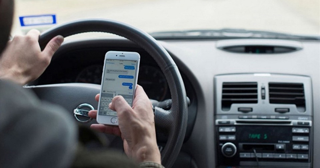 Lỗi nghe điện thoại khi đi xe máy, ô tô 2025