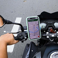 Gắn điện thoại trên xe máy có bị phạt không từ 1/1/2025?