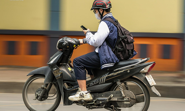 Sử dụng điện thoại khi lái xe máy phạt bao nhiêu?