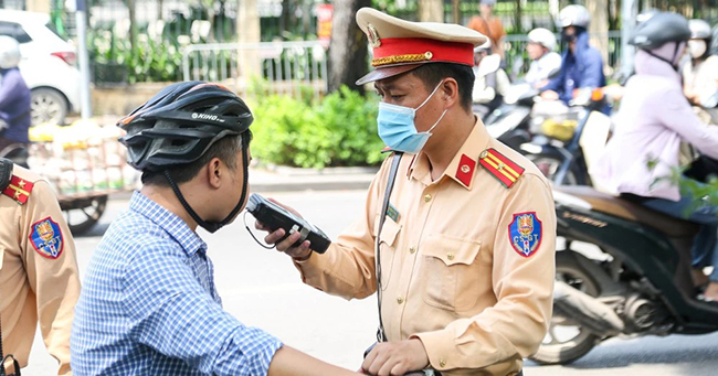 Mức phạt lỗi không chấp hành thổi nồng độ cồn 2025