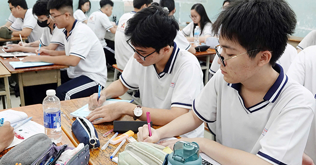 Giáo viên dạy thêm có được ủy quyền cho người khác thực hiện đăng ký kinh doanh?