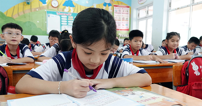 Giáo viên dạy thêm cho học sinh tiểu học miễn phí có được không?