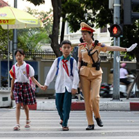 Các trường hợp mà người đi bộ qua đường không cần phải có tín hiệu bằng tay 