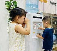 Giáo án mầm non: Dạy trẻ kỹ năng tự cầm cốc lấy nước và uống nước