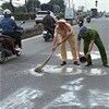 Hành vi phun sơn vẽ bậy lên mặt đường có thể bị phạt đến 2 triệu đồng