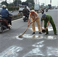 Hành vi phun sơn vẽ bậy lên mặt đường có thể bị phạt đến 2 triệu đồng