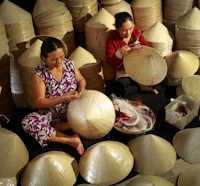 Giáo án Sinh hoạt lớp 4 Những người sống quanh em và nghề truyền thống quê hương tuần 32