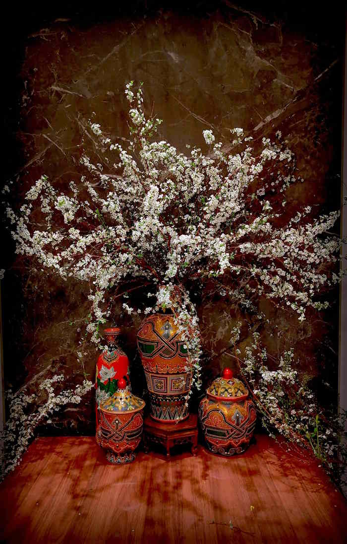 Cắm hoa tuyết mai trong bình gốm màu rực rỡ