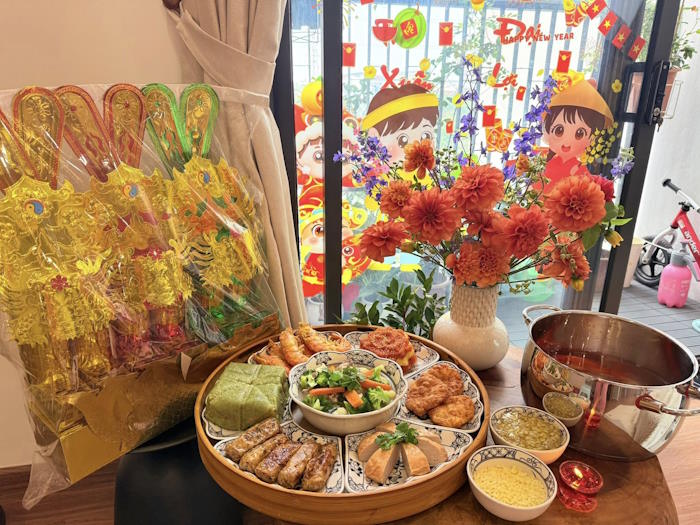 Cắm hoa thược dược bàn thờ ông Công, ông Táo