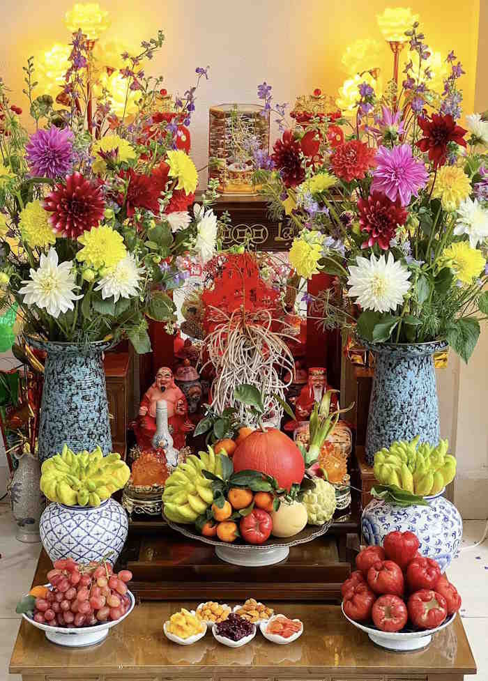 Cắm hoa thược dược ban thờ Thần Tài, Thổ Địa