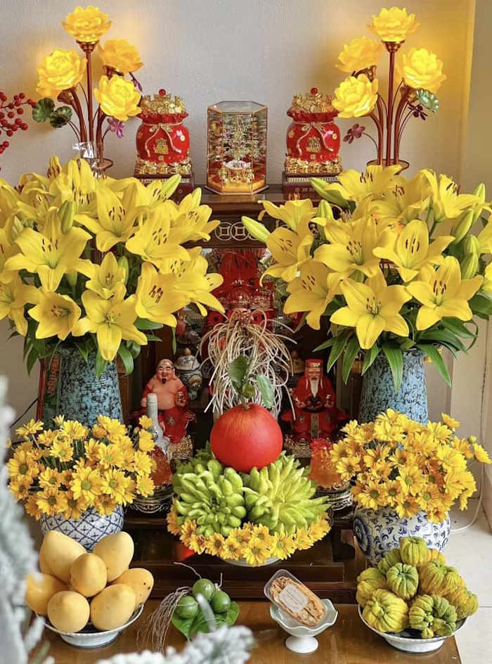 Cắm hoa ly vàng ban thờ Thần Tài - Thổ Địa