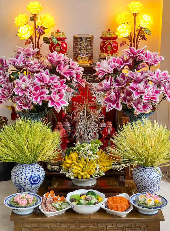 Cắm hoa ly hồng và hoa cau ban thờ Thần Tài - Thổ Địa