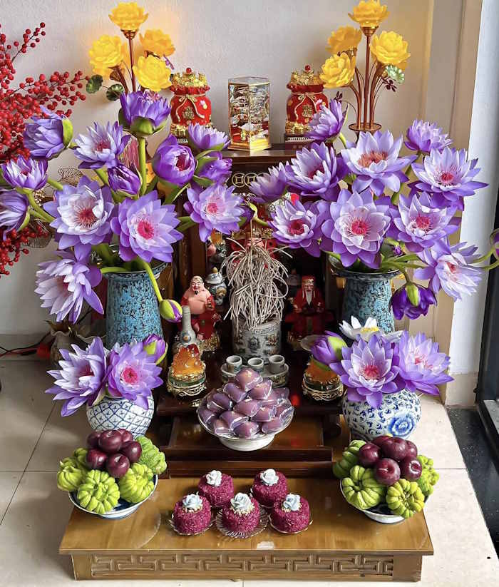 Cắm hoa súng ban thờ Thần Tài - Thổ Địa