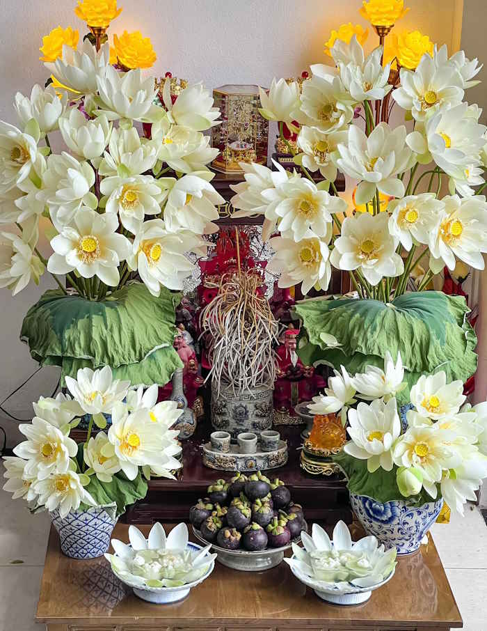 Cắm hoa sen trắng kèm lá sen ban thờ Thần Tài - Thổ Địa