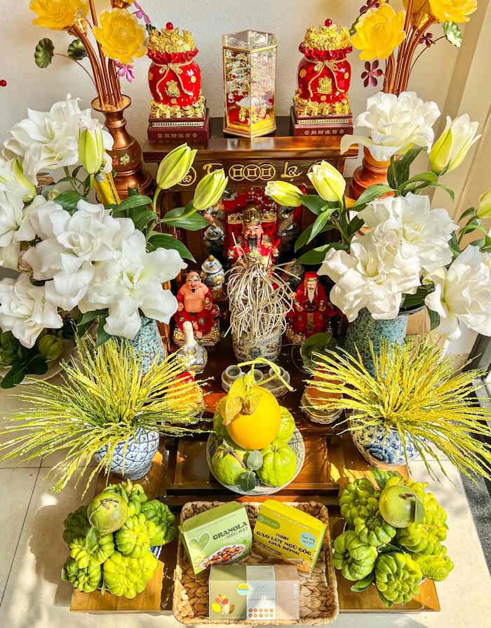 Cắm hoa ly trắng ban thờ Thần Tài - Thổ Địa