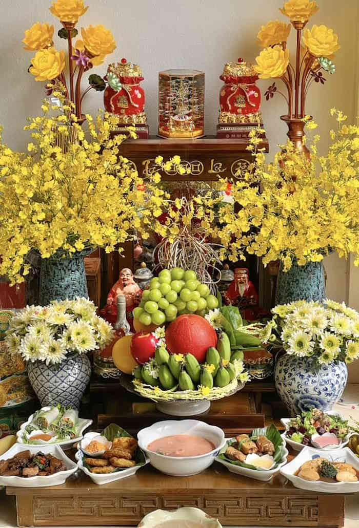 Cắm hoa lan vũ nữ và hoa cúc ban thờ Thần Tài - Thổ Địa