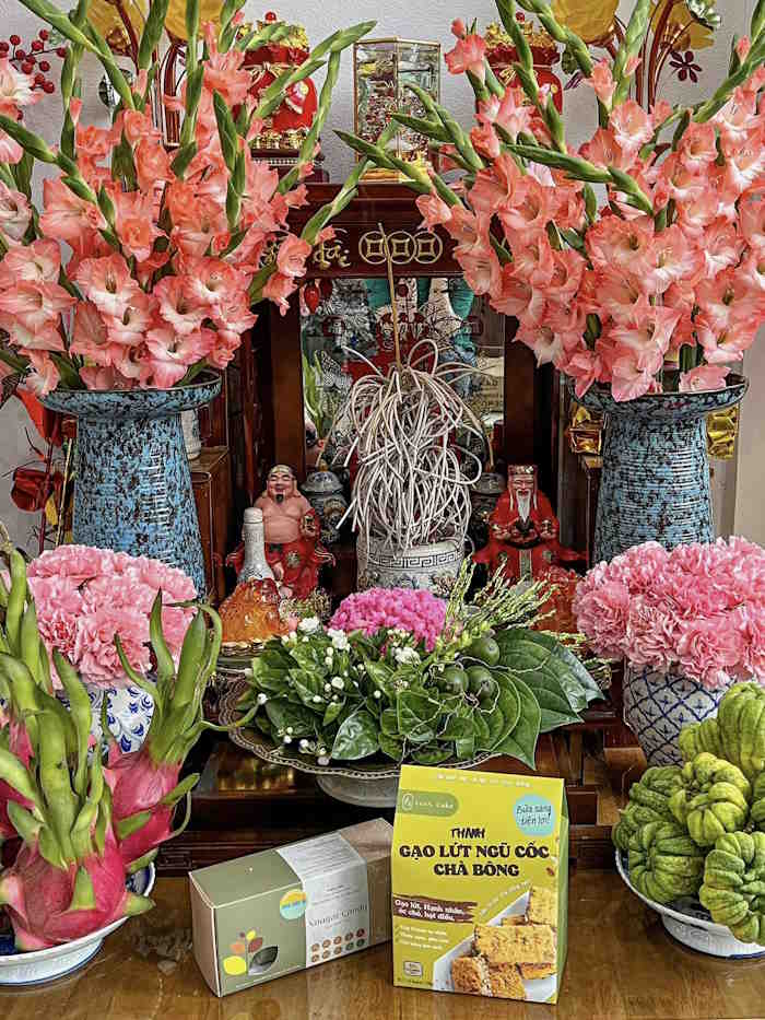 Cắm hoa lay ơn trên ban thờ Thần Tài, Thổ Địa