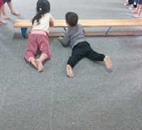 Giáo án mầm non: Trườn sấp trèo qua ghế thể dục