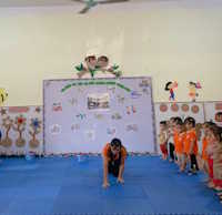 Giáo án mầm non: Bò thẳng hướng có mang vật trên lưng