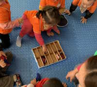 Giáo án mầm non: Kỹ năng cuộn và cất tất gọn gàng