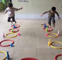 Giáo án mầm non: Bò dich dắc qua các chướng ngại vật